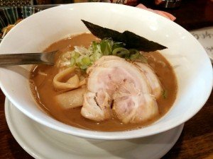 ラーメン鳥小屋の「魚介とんこつ醤油ラーメン」