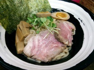 行徳の「 麺屋 よしすけ」のつけ麺の麺とトッピング