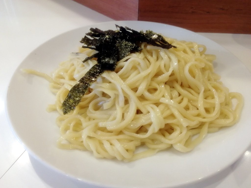 麺はお皿で、海苔を載せて。